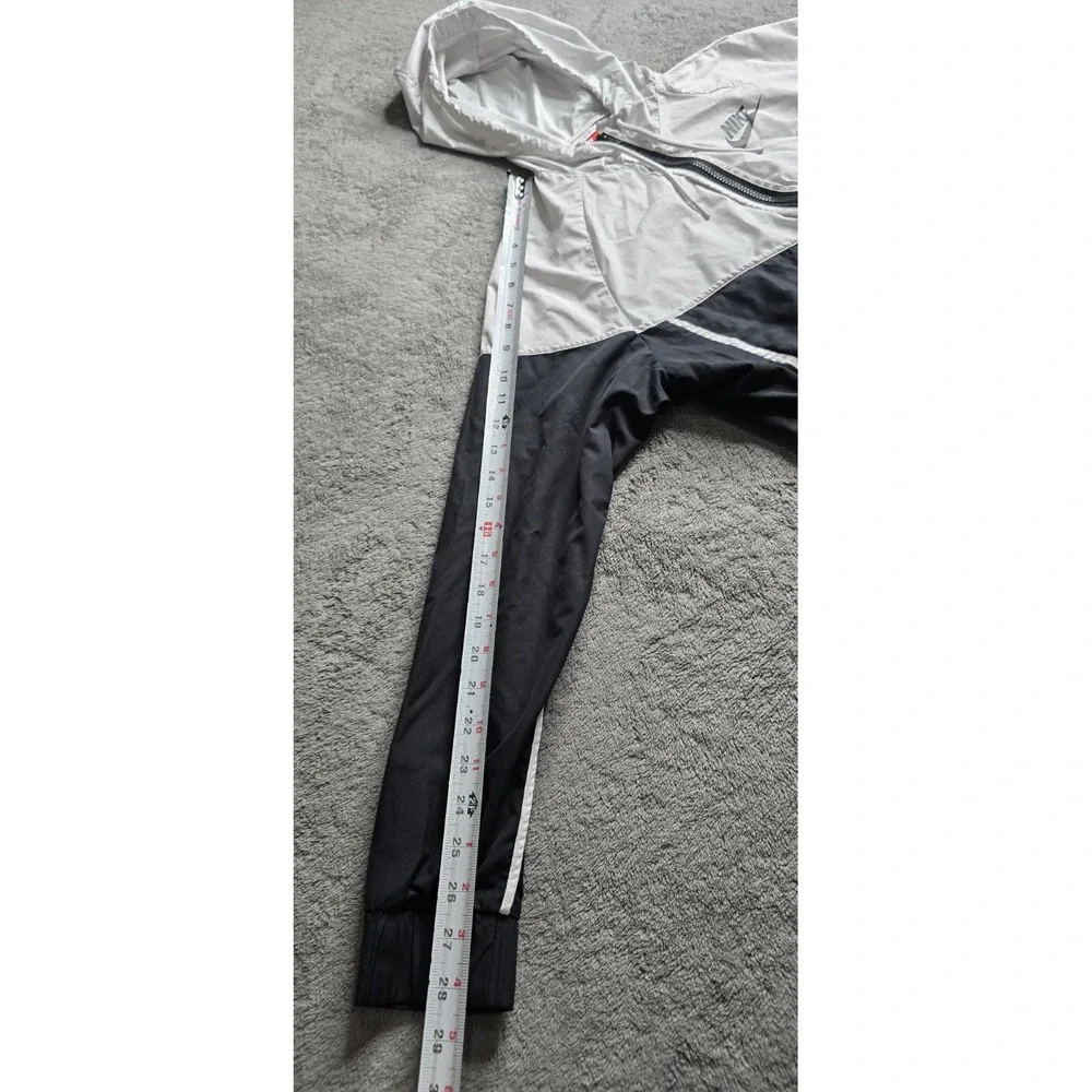 NIKE Sportswear Windrunner Jacket Women's Medium Black White Lightweight Running